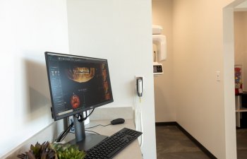 computer screen displays an x-ray image of jaw